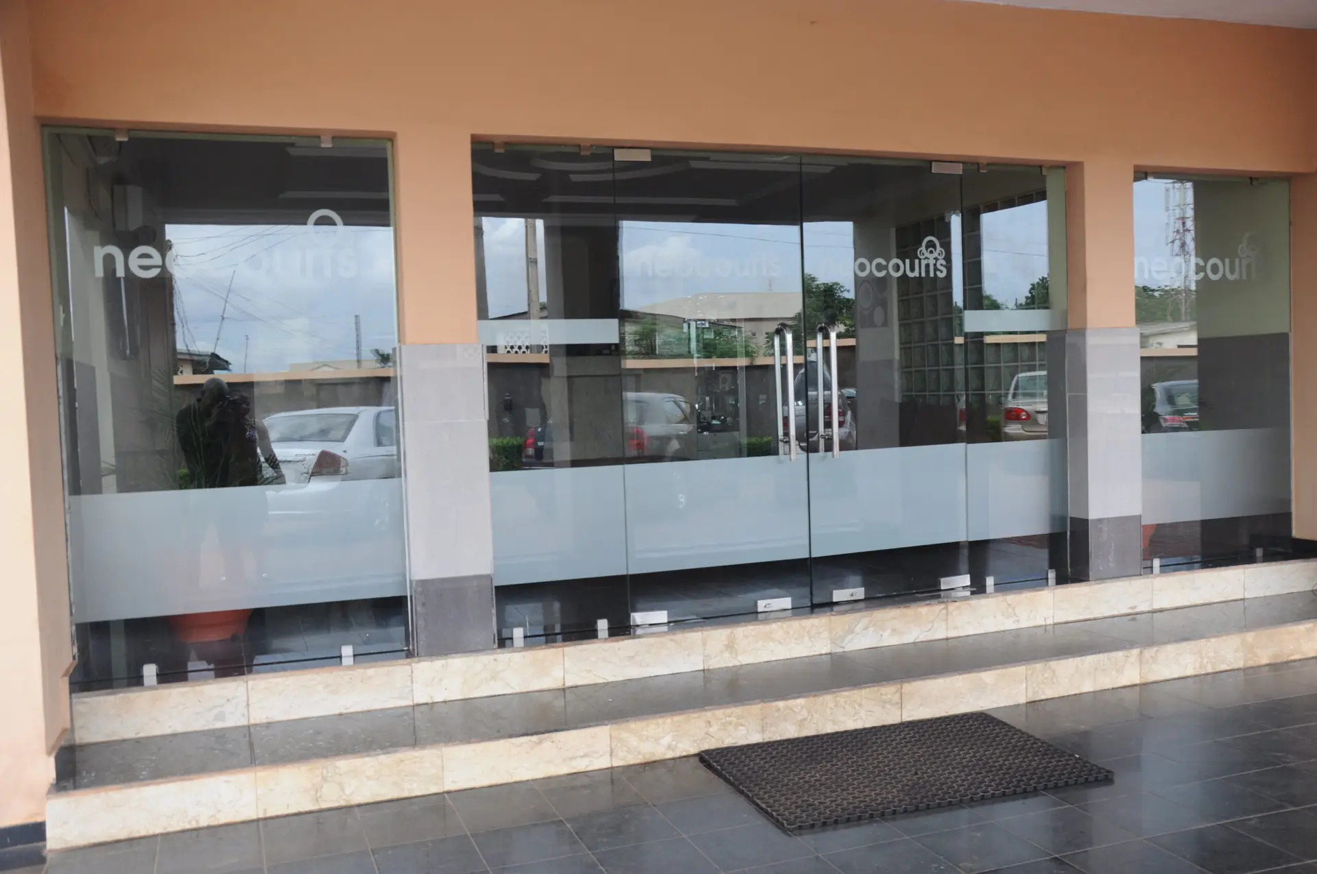 neocourts gallery external lobby